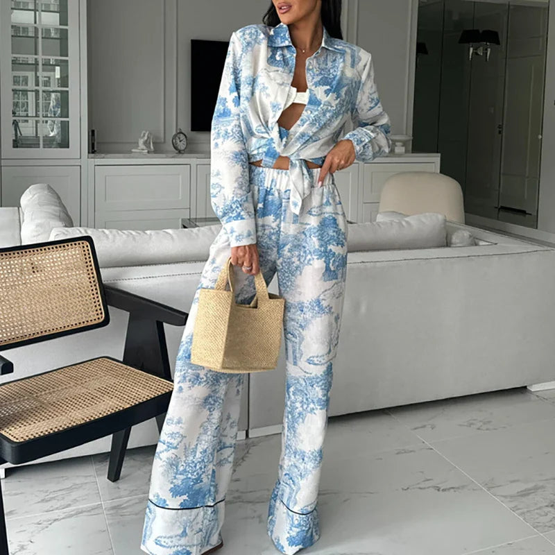 Ensemble Satin Imprimé Bleu | Élégance Décontractée et Allure Sophistiquée
