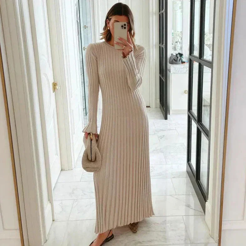 Robe Longue Côtelée |  Élégance Minimaliste et Confort Extensible