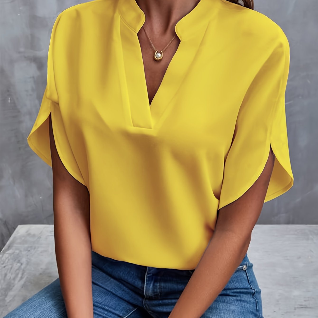 Blouse Blanche à Col en V | Polyester & Coton | Élégance Minimaliste et Confort