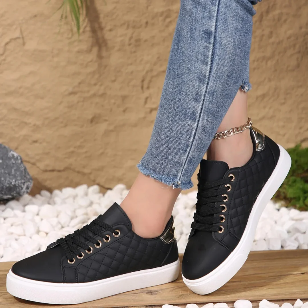 Sneakers Blanches Matelassées avec Détail Métallisé | Élégance Décontractée