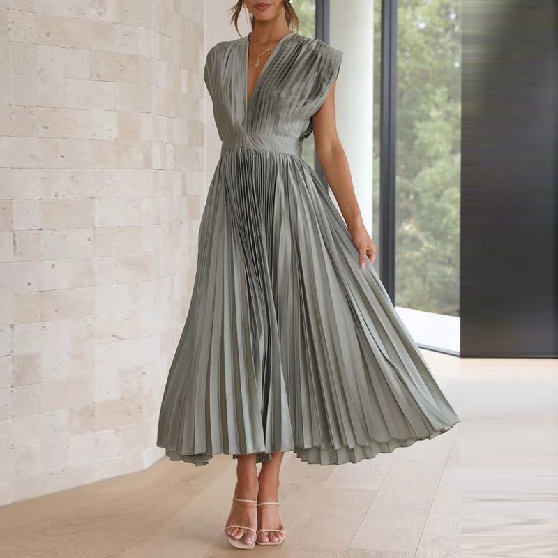 Robe Plissée Grise | Décolleté en V & Taille Ajustée | Élégance Intemporelle
