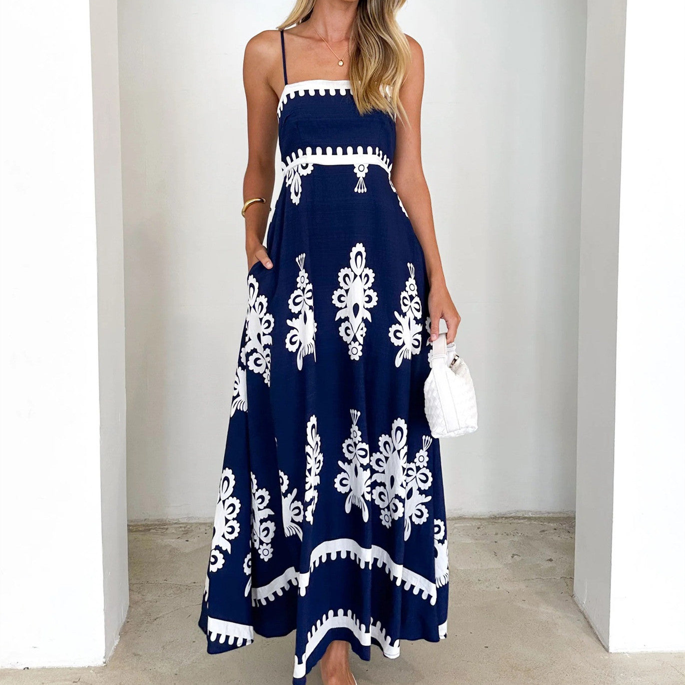 Robe Longue Brodée | Élégance Méditerranéenne et Fraîcheur Bohème