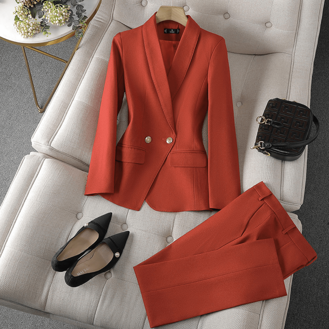 Tailleur Pantalon Femme | Bordeaux Élégant | Coupe Cintrée et Boutons Dorés