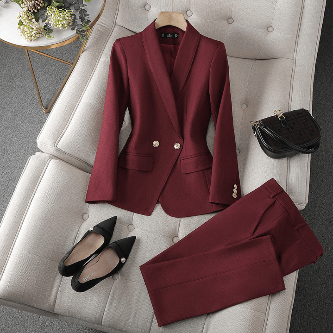 Tailleur Pantalon Femme | Bordeaux Élégant | Coupe Cintrée et Boutons Dorés