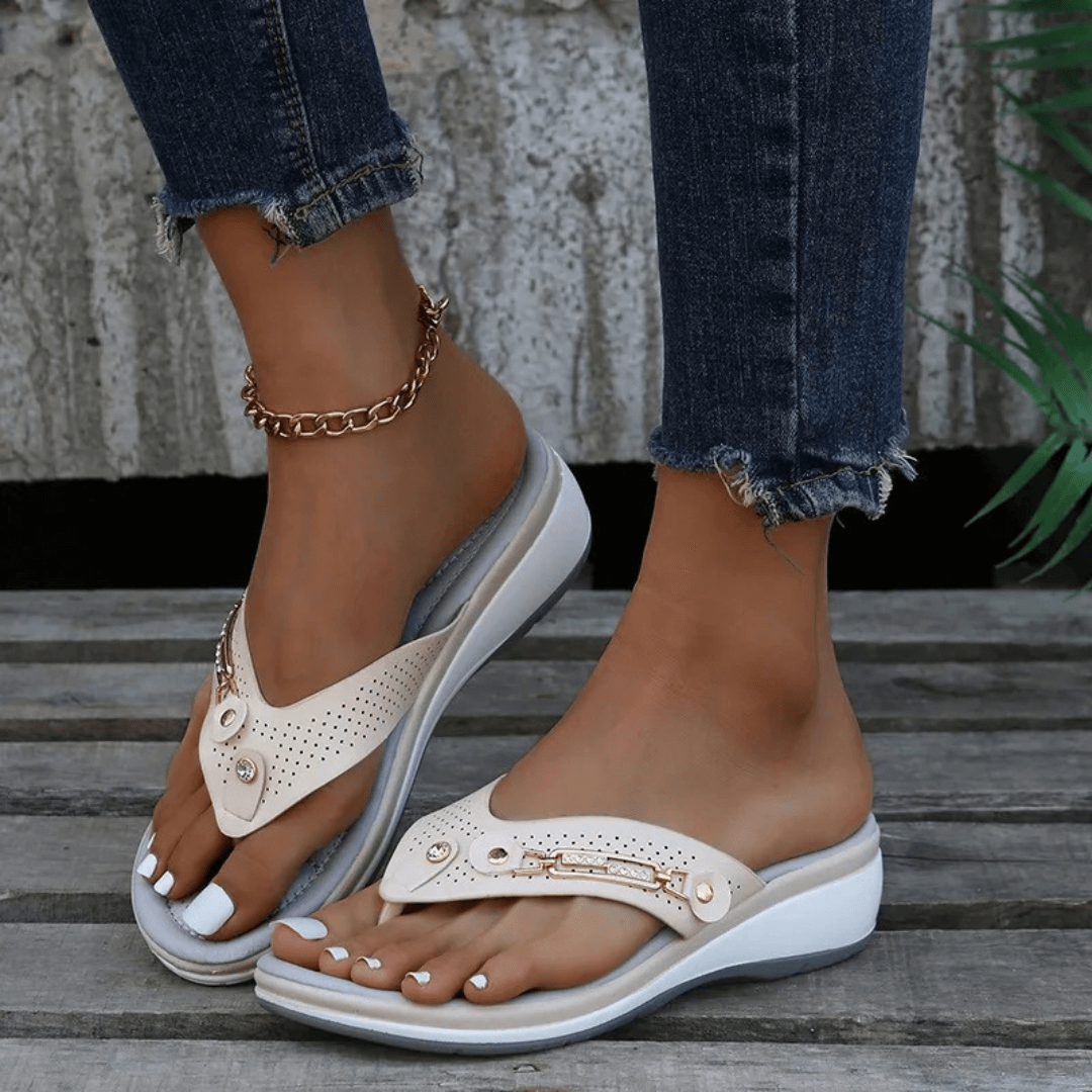 Tongs Élégance Décontractée | Design Confort et Détails Dorés