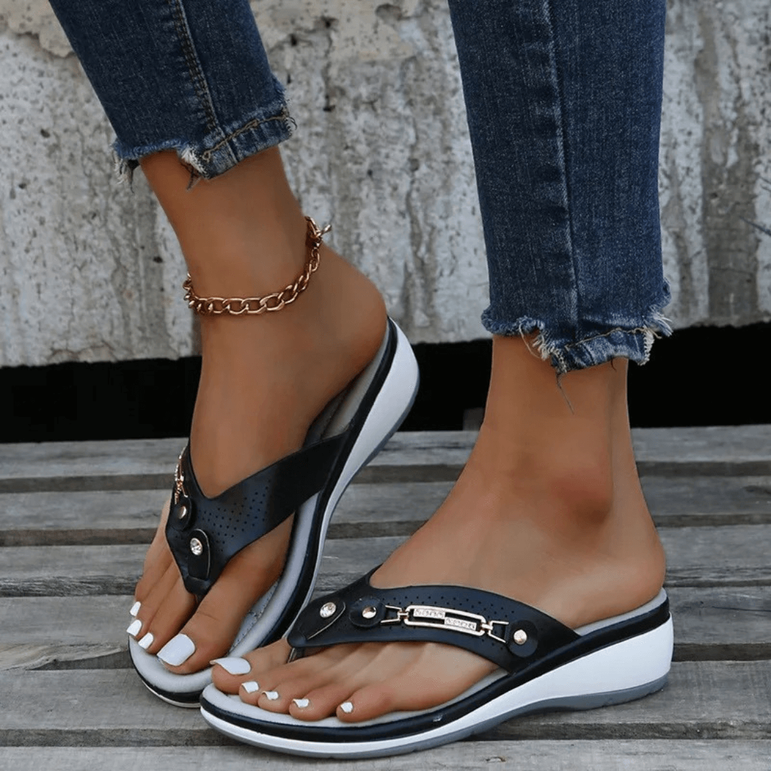 Tongs Élégance Décontractée | Design Confort et Détails Dorés