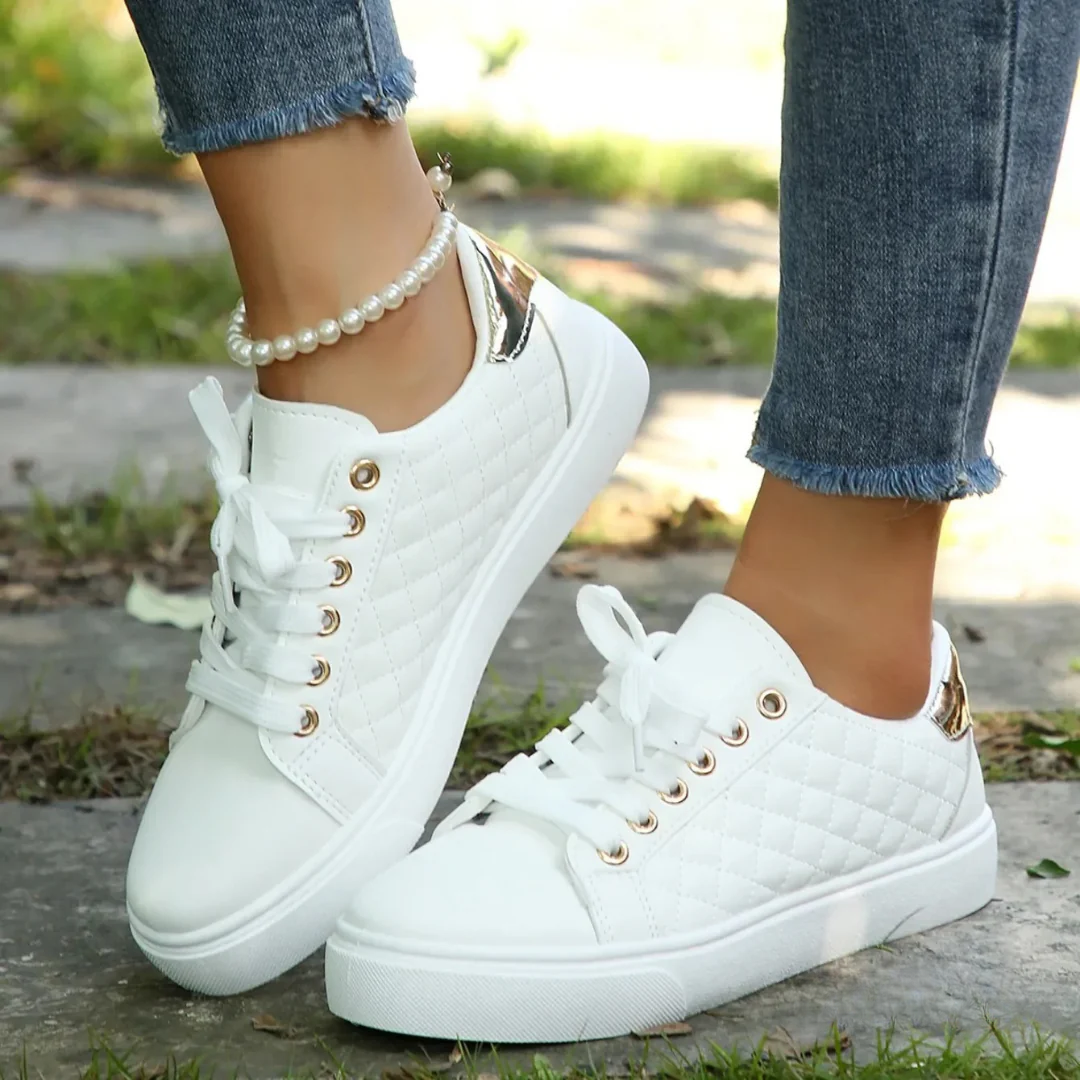 Sneakers Blanches Matelassées avec Détail Métallisé | Élégance Décontractée